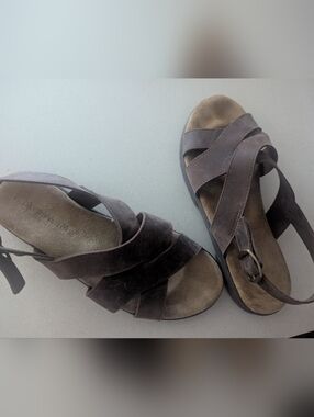 NortWest Blue Women’s Brown Leather Cross-Strap Sandals.